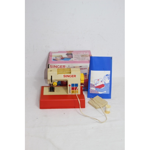 582 - CHILDS SINGER SEWING MACHINE IN BOX