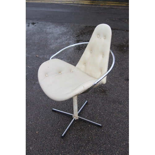 34 - VINTAGE RETRO CHAIR
55 X 82CM