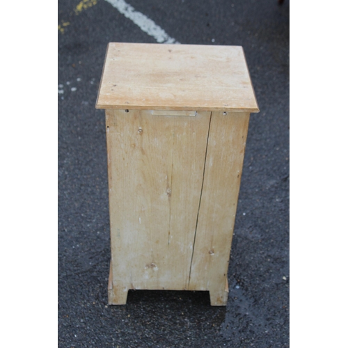 35 - ANTIQUE STRIPPED PINE LIGHTWEIGHT BEDSIDE BEDSIDE TABLE POT CUPBOARD
37 X 34 X 75CM