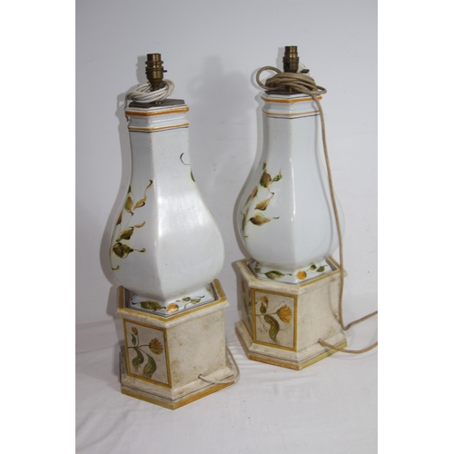 206 - LARGE VINTAGE PAIR OF ITALIAN RENAISSANCE MAJOLICA CERAMIC LAMPS ON WOODEN BASES