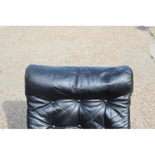 68 - PAIR OF RETRO EKORNES BLACK LEATHER CHAIRS AND FOOTSTOOLS 
80 X 72 X 98CM