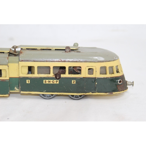 590 - VINTAGE TINPLATE JOUSTRA TRAIN - NO ENGINE