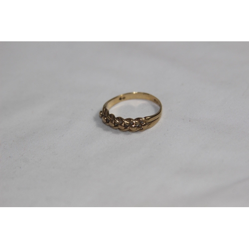 1140 - SINGLE LINE 9CT GOLD KEEPER RING - 2.18G - SIZE N