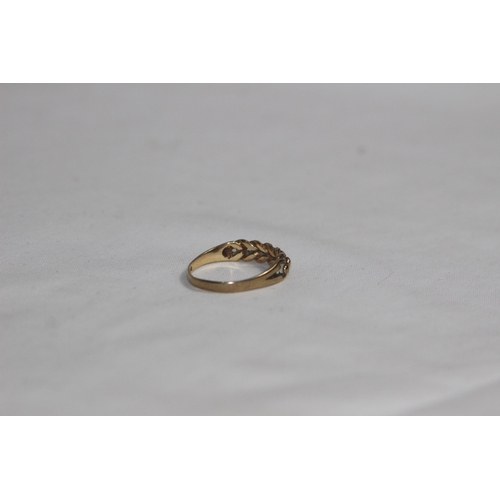 1140 - SINGLE LINE 9CT GOLD KEEPER RING - 2.18G - SIZE N