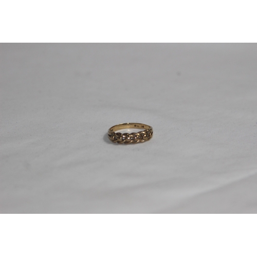 1140 - SINGLE LINE 9CT GOLD KEEPER RING - 2.18G - SIZE N