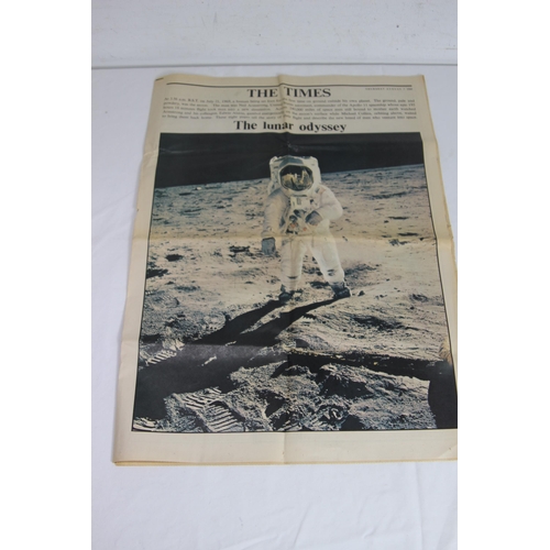 326 - SELECTION OF APOLLO II AND APOLLO 17 ITEMS TO INCLUE AN OFFICIAL SPACE AGENCY FILM, CASED ON CINIFIL... 