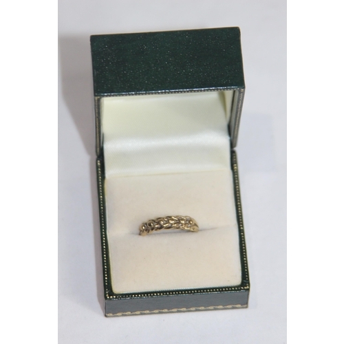 1140 - SINGLE LINE 9CT GOLD KEEPER RING - 2.18G - SIZE N