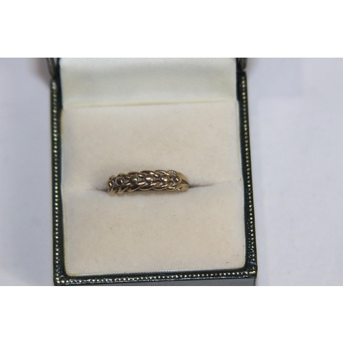 1140 - SINGLE LINE 9CT GOLD KEEPER RING - 2.18G - SIZE N