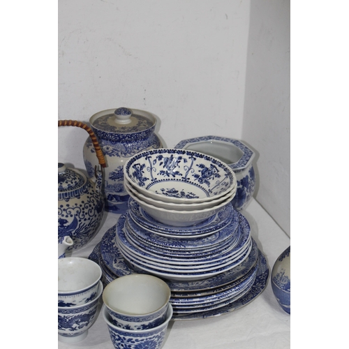 232 - QUANTITY OF VINTAGE BLUE AND WHITE DINNER SERVICE INCLUDING SPODE