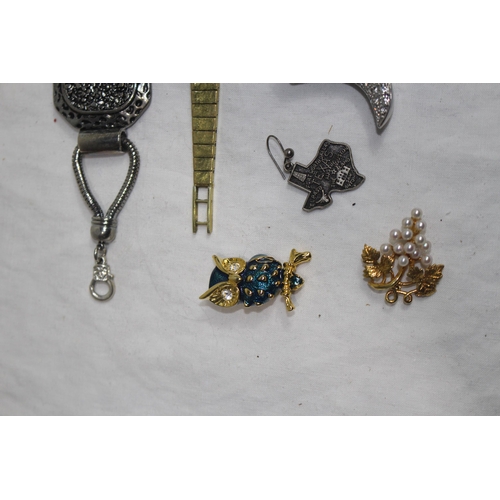 313 - QUANTITY OF COSTUME JEWELLERY ETC