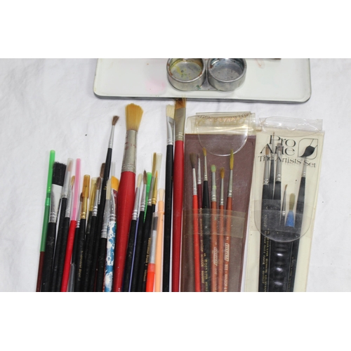 318 - QUANTITY OF ARTISTS PAINTS AND BRUSHES