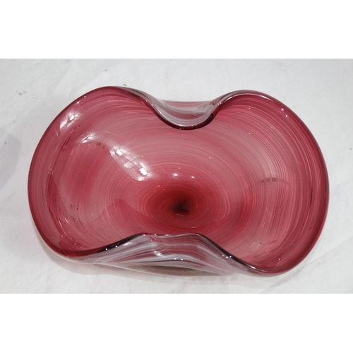 781 - 8 X PIECES OF ART GLASS
25CM