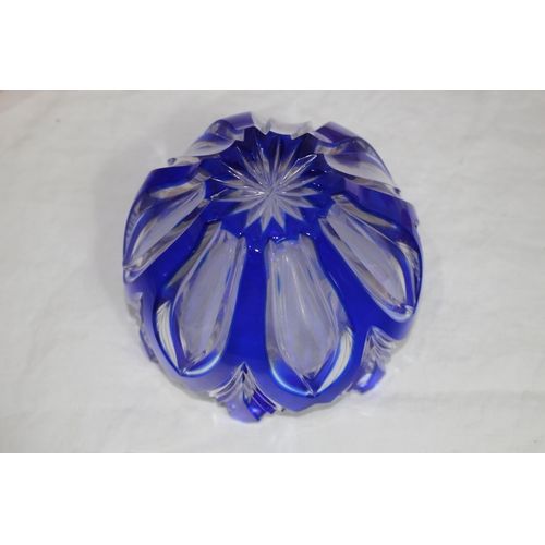 781 - 8 X PIECES OF ART GLASS
25CM