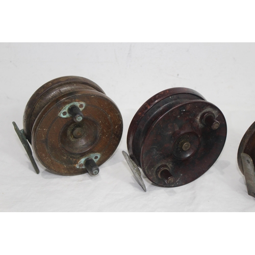 332 - 4 X LARGE FISHING REELS - 3 ARE WOODEN AND 1 IS BAKELITE