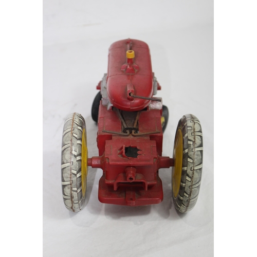 562 - VINTAGE TOY TRACTOR