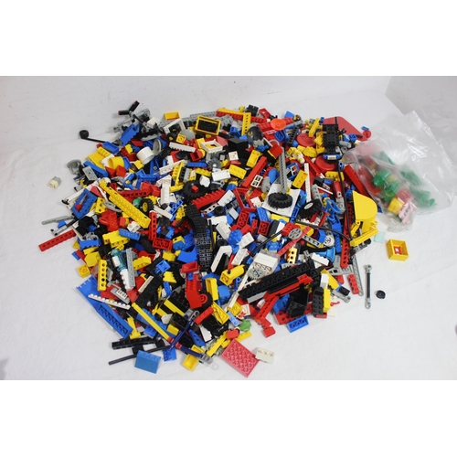 564 - BOX OF VINTAGE LEGO