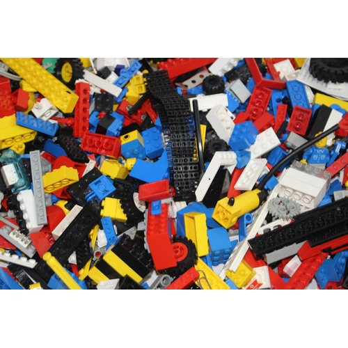 564 - BOX OF VINTAGE LEGO