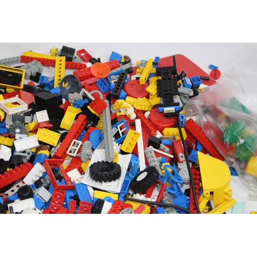 564 - BOX OF VINTAGE LEGO