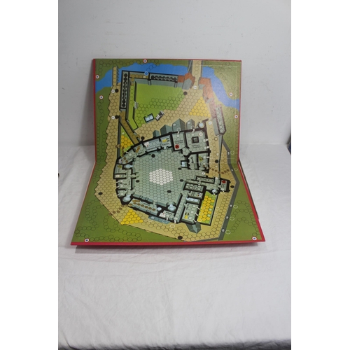 569 - VINTAGE ESCAPE FROM COLDITZ GAME