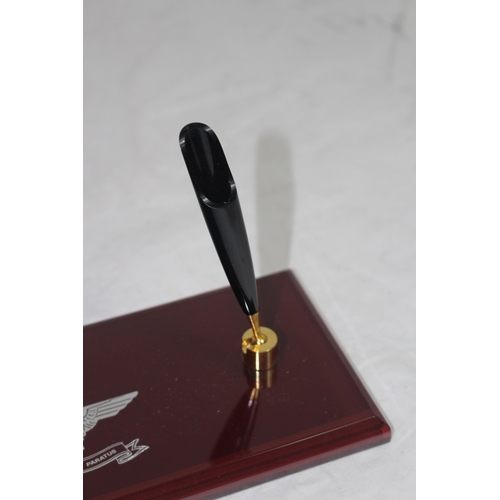 713 - PARACHUTE REGIMENT DESK PEN HOLDER