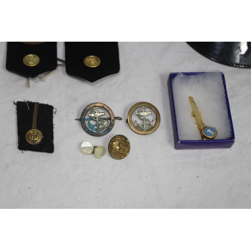 725 - NAVAL OFFICERS RANK BADGES AND CAP