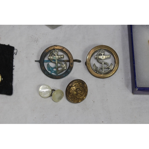 725 - NAVAL OFFICERS RANK BADGES AND CAP