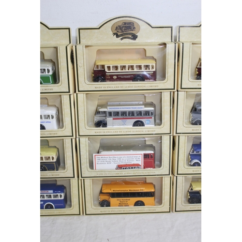 582 - LARGE QUANTITY OF VINTAGE BOXED MODEL VEHICLES ETC