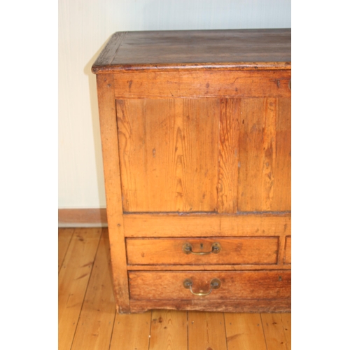 42 - ANTIQUE PITCH PINE COFFER (MQ)
117 X 56 X 91CM