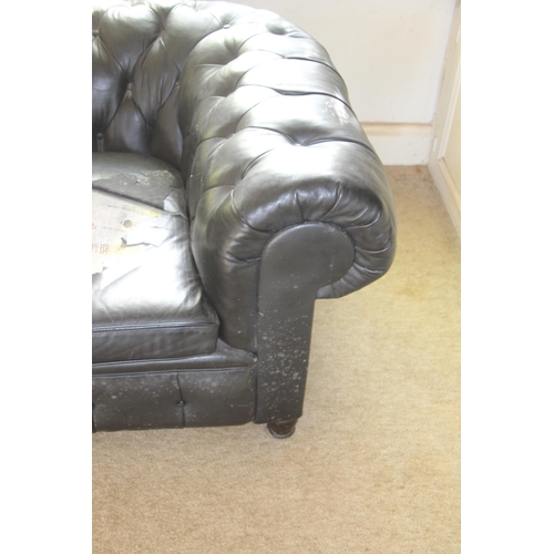 47 - CHESTERFIELD THREE SEATER SOFA (MQ)
240 X 104 X 75CM