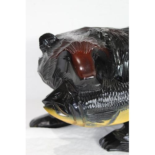 808 - LARGE JAPANESE CARVING OF A BEAR CATCHING FISH
42 X 25CM