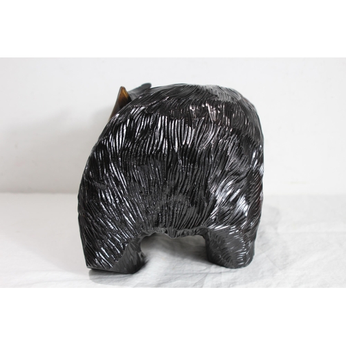 808 - LARGE JAPANESE CARVING OF A BEAR CATCHING FISH
42 X 25CM