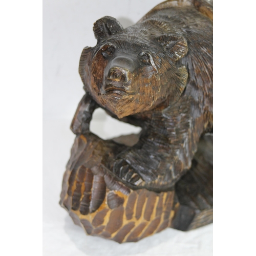 809 - LARGE JAPANESE CARVING OF A BEAR CATCHING FISH
32 X 30CM