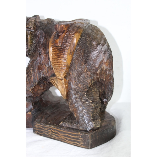 809 - LARGE JAPANESE CARVING OF A BEAR CATCHING FISH
32 X 30CM