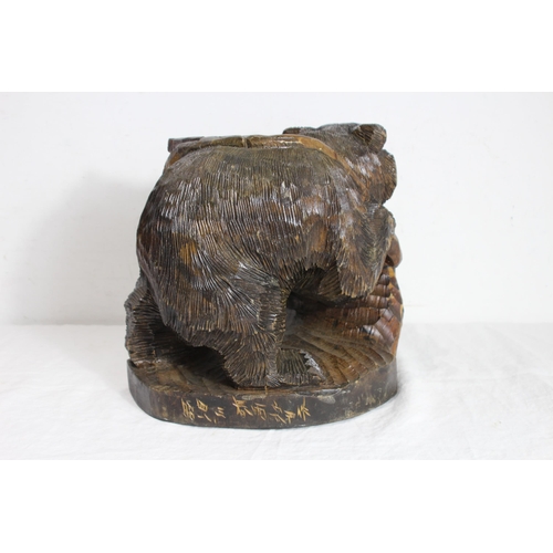 809 - LARGE JAPANESE CARVING OF A BEAR CATCHING FISH
32 X 30CM