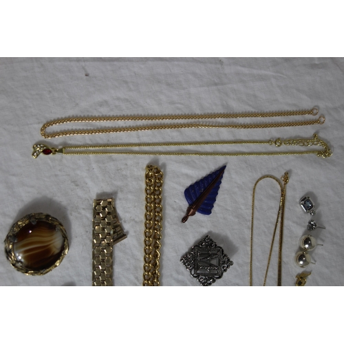 815 - SMALL BOX OF COSTUME JEWELLERY