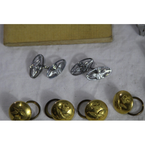 733 - QUANTITY OF MILITARY BADGES ETC