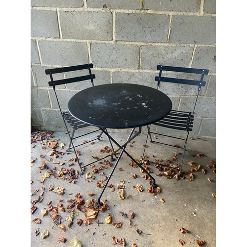 62 - BISTRO TABLE AND TWO FOLDING CHAIRS (MQ)
65 X 74CM