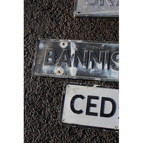 426 - QUANTITY OF VINTAGE ROAD SIGNS  x5
117CM