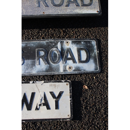 426 - QUANTITY OF VINTAGE ROAD SIGNS  x5
117CM