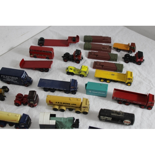 585 - LARGE QUANTITY OF DIE CAST CARS