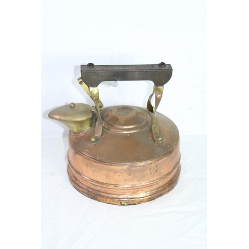 369 - TWO COPPER KETTLES AND OIL LAMP