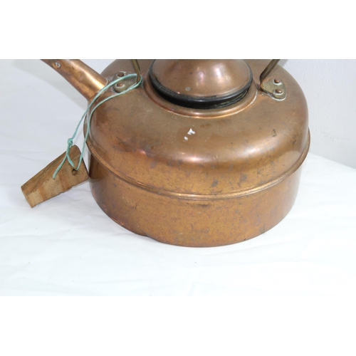 369 - TWO COPPER KETTLES AND OIL LAMP