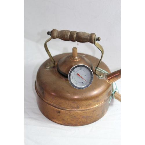 369 - TWO COPPER KETTLES AND OIL LAMP