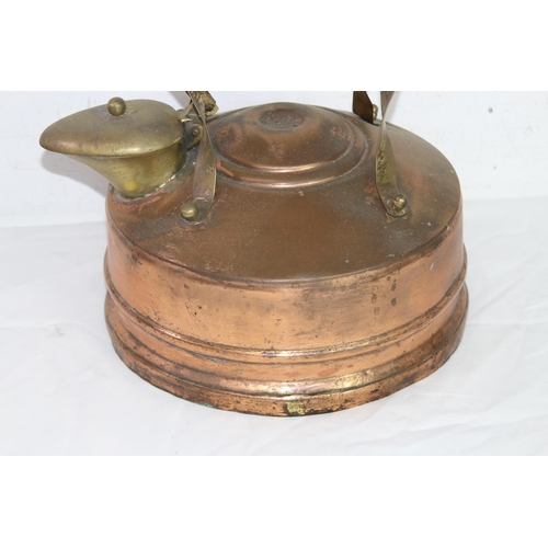 369 - TWO COPPER KETTLES AND OIL LAMP