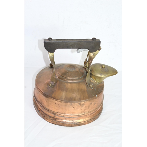 369 - TWO COPPER KETTLES AND OIL LAMP