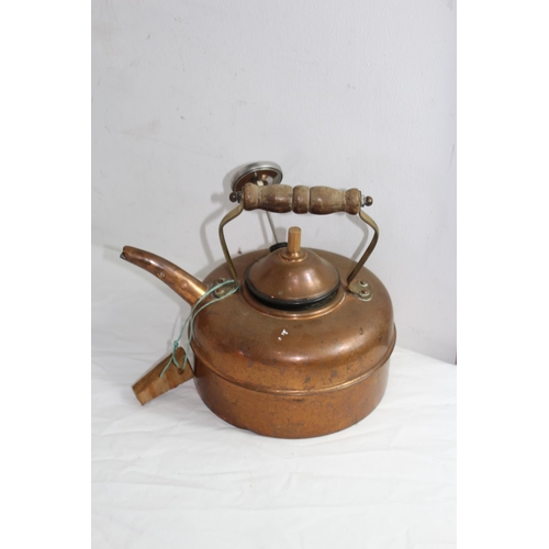 369 - TWO COPPER KETTLES AND OIL LAMP