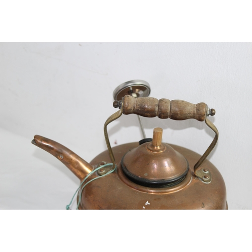 369 - TWO COPPER KETTLES AND OIL LAMP