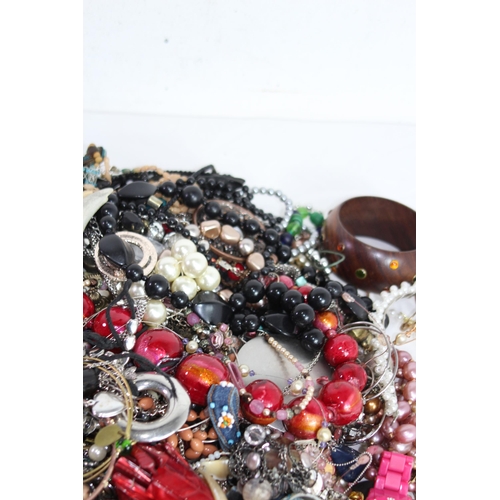 379 - QUANTITY OF COSTUME JEWELLERY