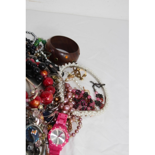 379 - QUANTITY OF COSTUME JEWELLERY