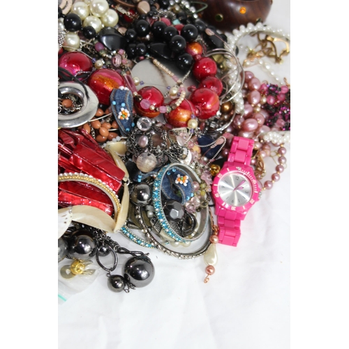 379 - QUANTITY OF COSTUME JEWELLERY